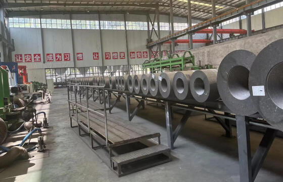 China Manufacturer High Carbon UHP High Power Graphite Electrode 100-700mm